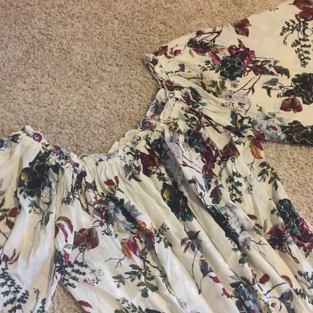 💕Last One!💕 Cream Floral Off the Shoulder Romper - Picture 4 of 5